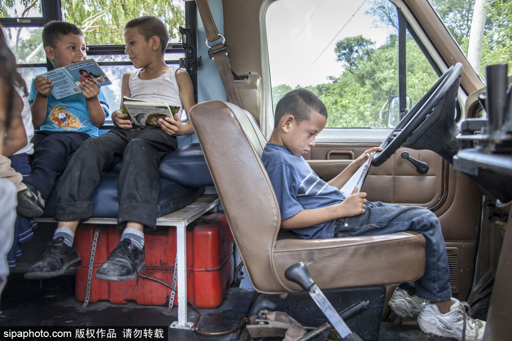 尼加拉瓜流動巴士圖書館 鄉村兒童“零距離”接觸知識