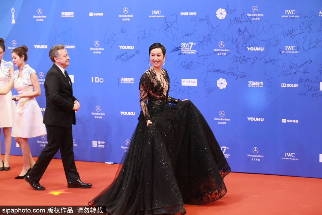 第七屆北京電影節：莫妮卡·貝魯奇性感現身閉幕式紅毯 林志玲、蔣雯麗、殷桃同場爭艷