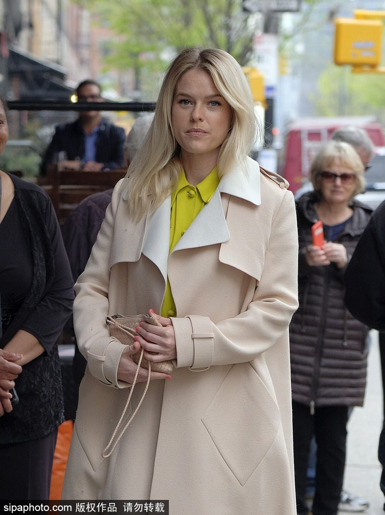 英女星愛麗絲·伊芙身著駝色大衣出街 內搭明黃套裝吸人眼球