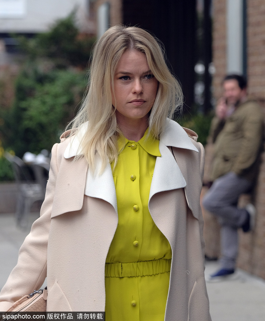 英女星愛麗絲·伊芙身著駝色大衣出街 內(nèi)搭明黃套裝吸人眼球