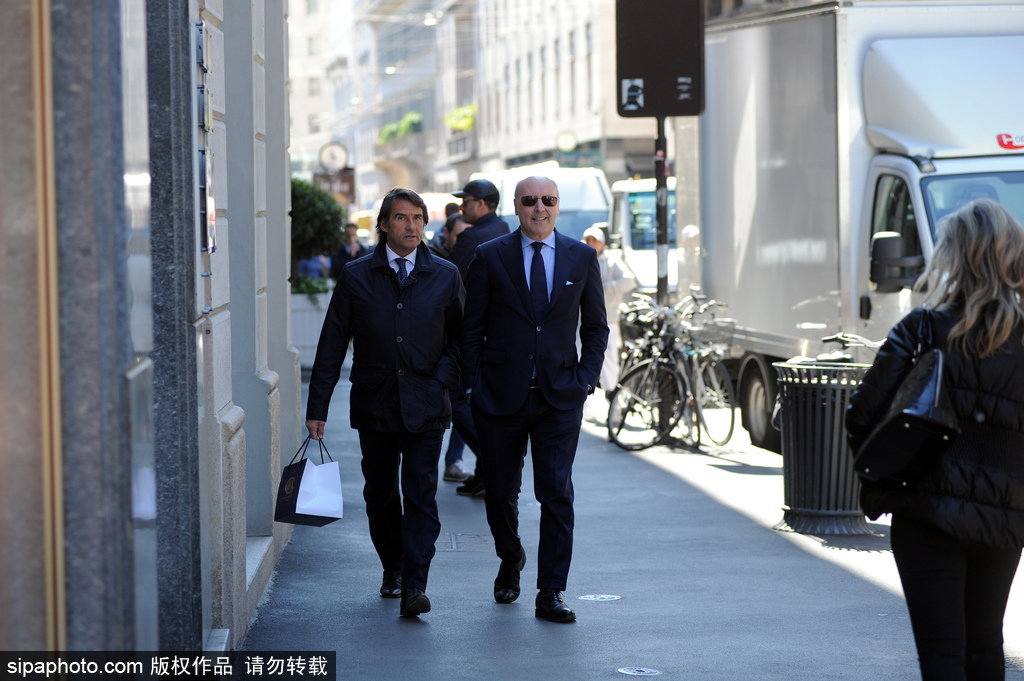 尤文總經理馬洛塔與友人漫步米蘭街頭 球隊贏球心情大好