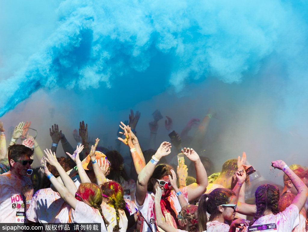 五彩青春奔跑不止 2017馬德里胡里節(jié)彩虹跑繽紛開(kāi)跑