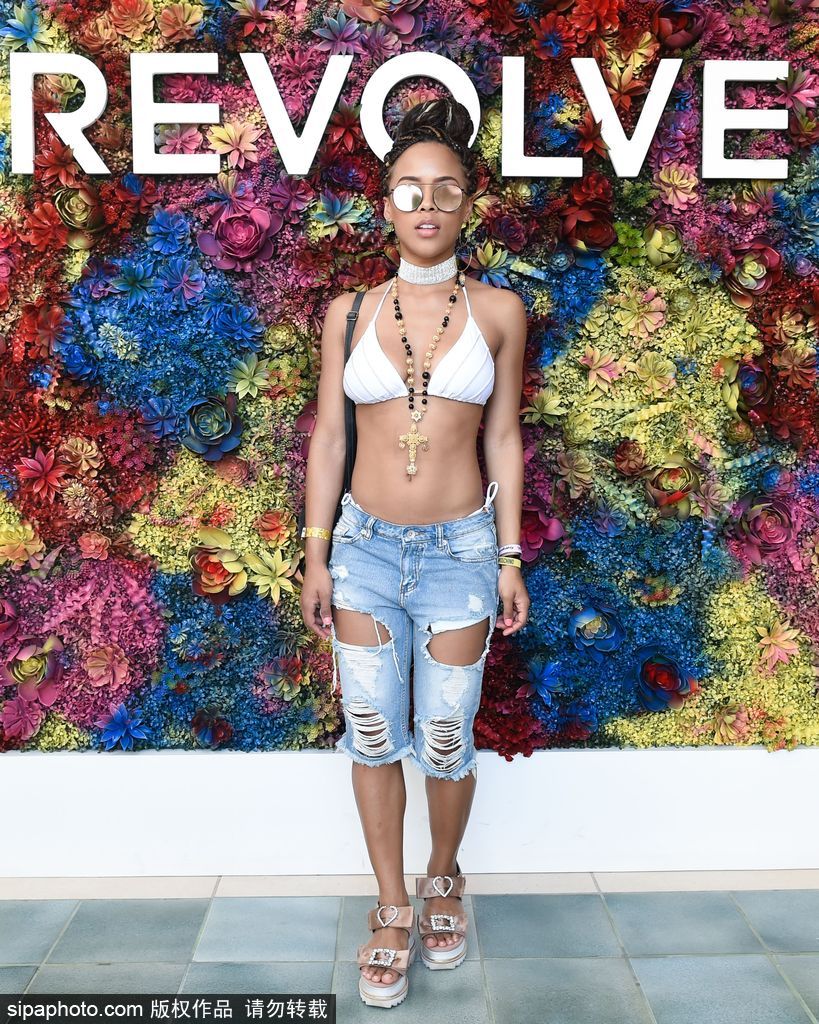 全美最盛大音樂節(jié)科切拉！盤點(diǎn)激情火辣內(nèi)衣上陣的潮人街拍