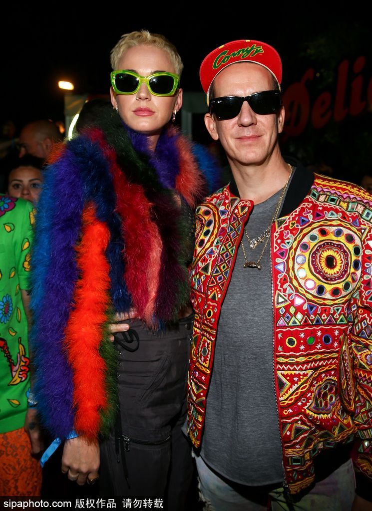 放飛自我！水果姐染了一頭綠發 還和出柜設計師熱吻