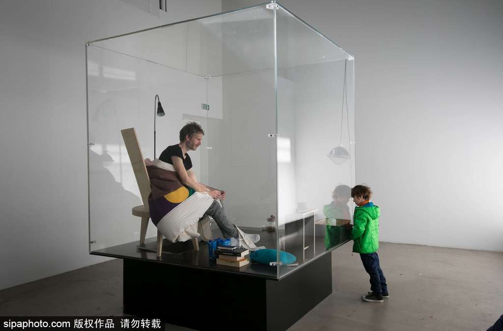 法國男子嘗試“孵蛋” 3周后成功孵化一顆雞蛋