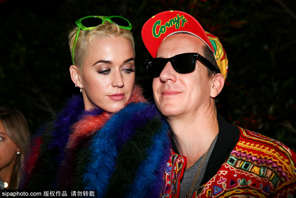 放飛自我！水果姐染了一頭綠發(fā) 還和出柜設(shè)計(jì)師熱吻