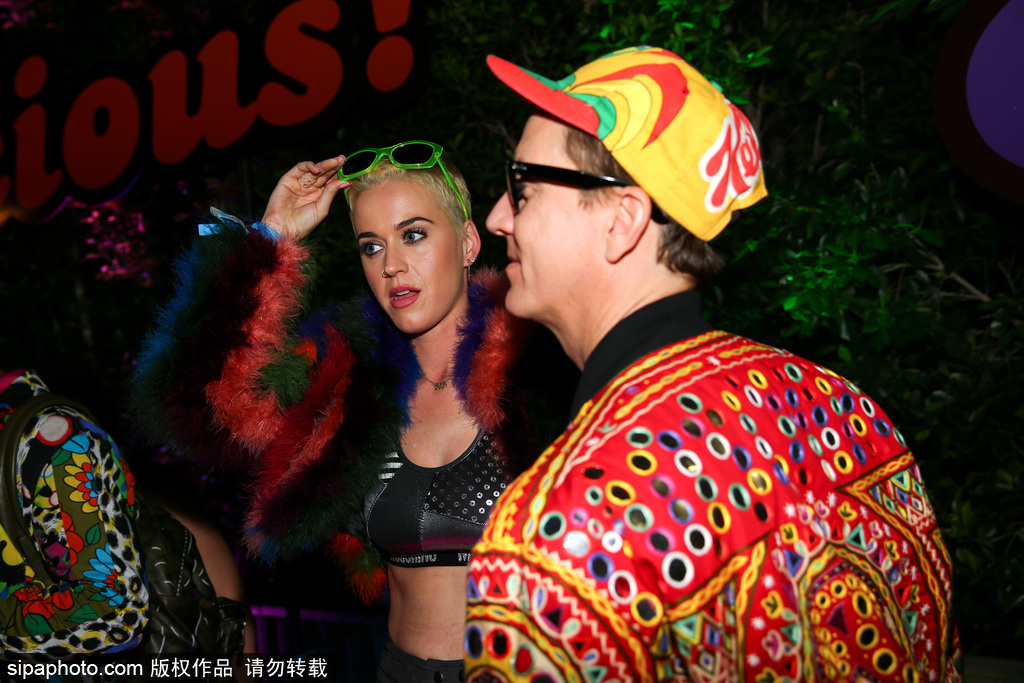 放飛自我！水果姐染了一頭綠發 還和出柜設計師熱吻