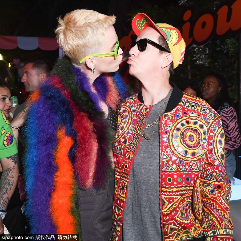 放飛自我！水果姐染了一頭綠發(fā) 還和出柜設計師熱吻