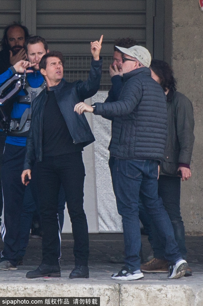 “阿湯哥”帥氣現(xiàn)身《碟中諜6》片場(chǎng)與員工有說(shuō)有笑