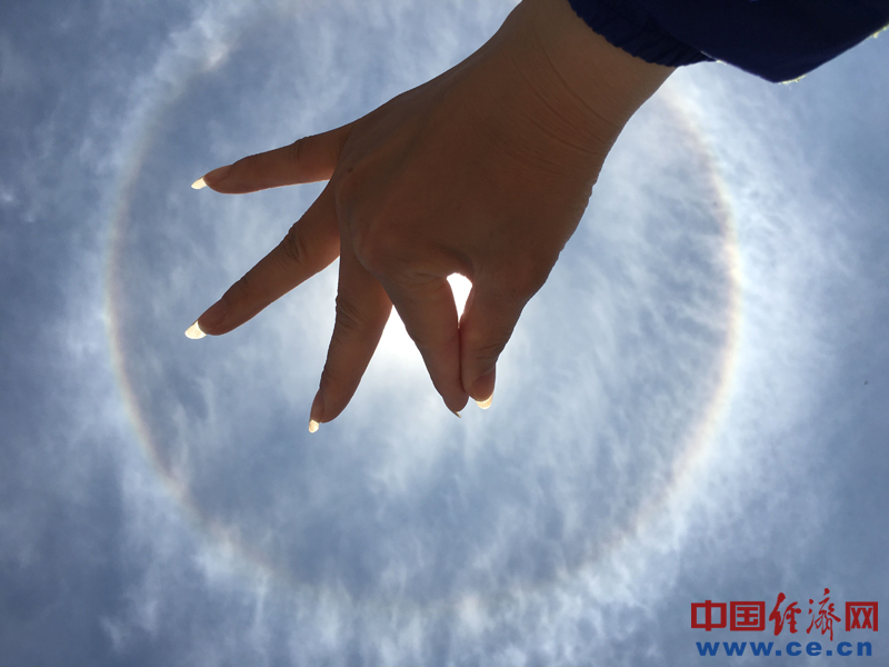 “日光之城”拉薩驚現(xiàn)日暈（組圖）