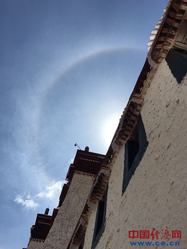 “日光之城”拉薩驚現(xiàn)日暈（組圖）