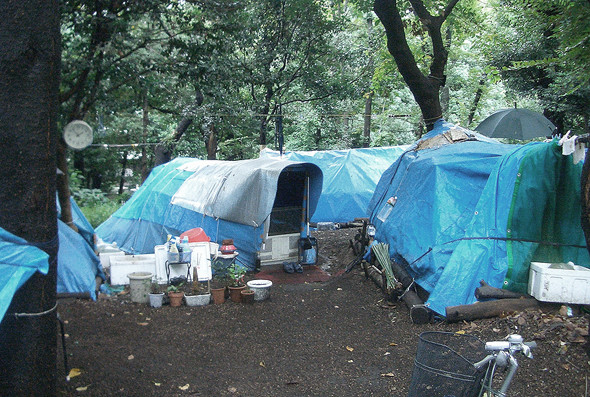 日本男子蝸居廁所3年 存500多個(gè)