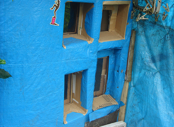 日本男子蝸居廁所3年 存500多個