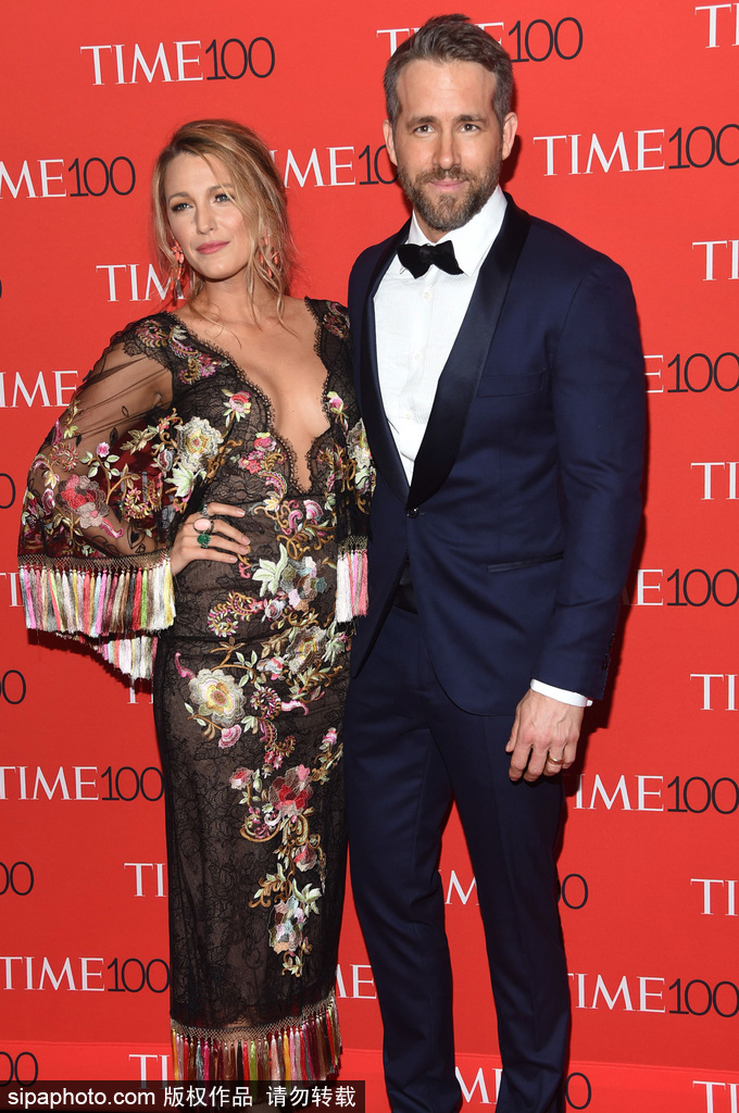 布萊克·萊弗利低胸印花裙與夫合體亮相一臉甜蜜