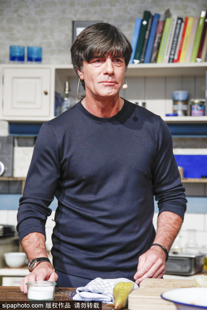 舌尖上的美食？勒夫參加節(jié)目變身大廚 鍋鏟翻飛火光沖天