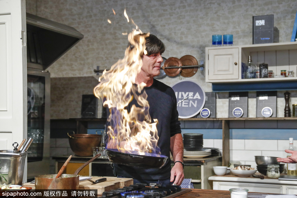 舌尖上的美食？勒夫參加節目變身大廚 鍋鏟翻飛火光沖天