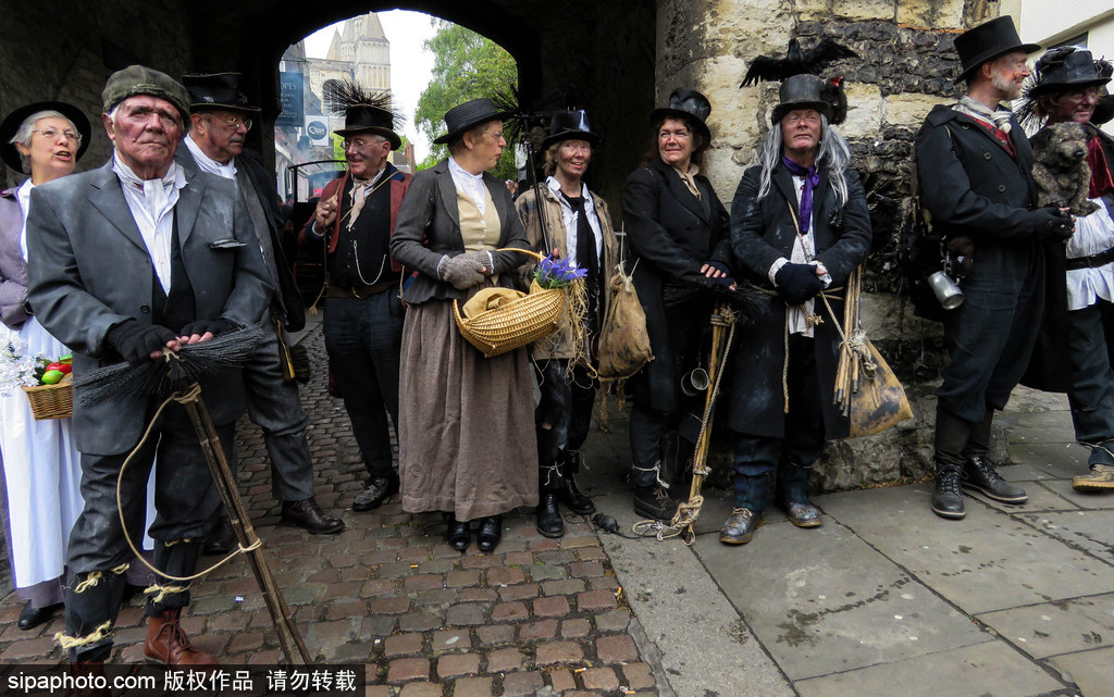 當(dāng)你光鮮亮麗地過五一時 英國人在灰頭土臉地掃煙囪 探訪英國“掃煙囪節(jié)”