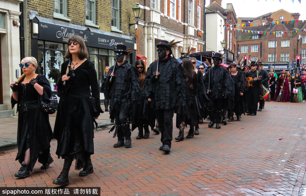 當你光鮮亮麗地過五一時 英國人在灰頭土臉地掃煙囪 探訪英國“掃煙囪節”