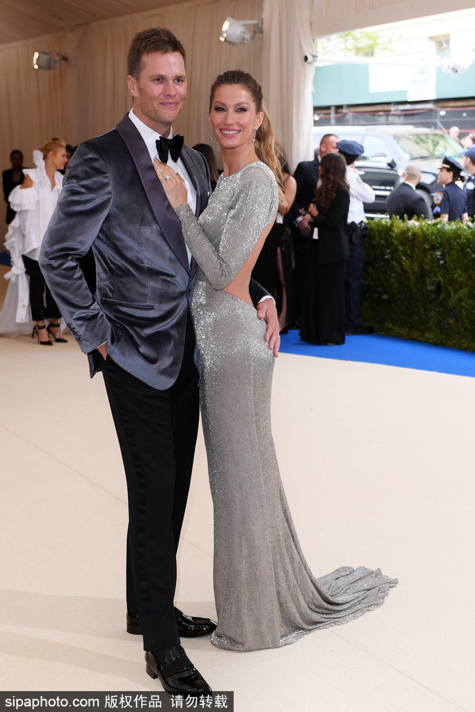 2017Met gala紅毯：吉賽爾·邦辰一襲銀色魚尾禮裙性感至極 與老公紅毯擁吻