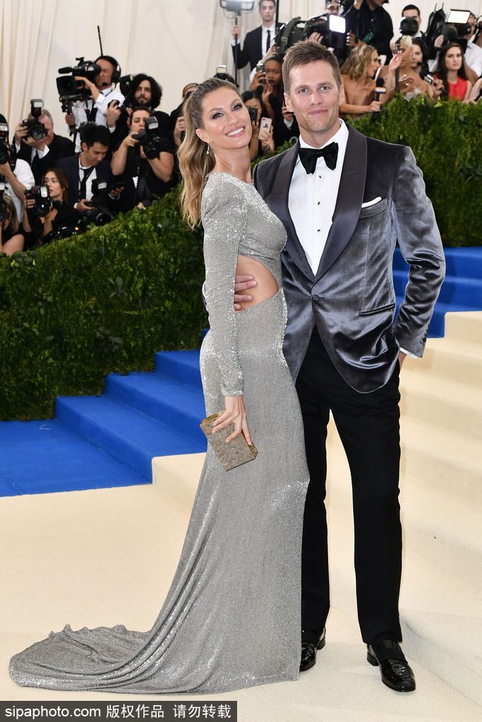 2017Met gala紅毯：吉賽爾·邦辰一襲銀色魚(yú)尾禮裙性感至極 與老公紅毯擁吻