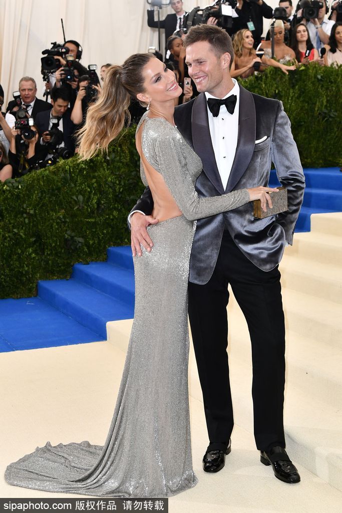 2017Met gala紅毯：吉賽爾·邦辰一襲銀色魚尾禮裙性感至極 與老公紅毯擁吻