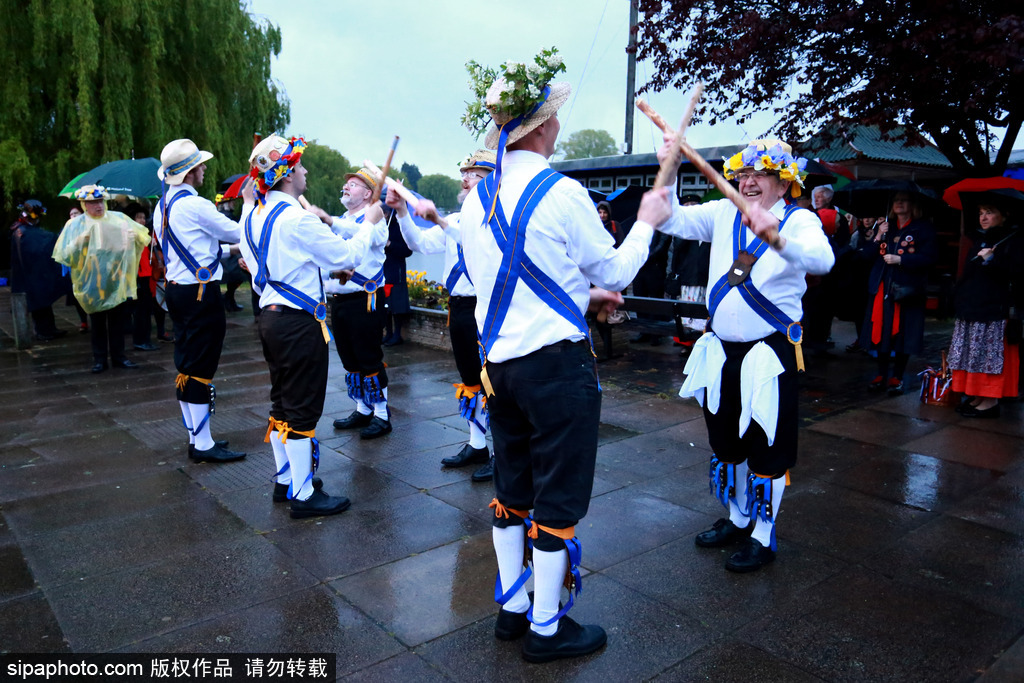 英國人的“尬舞”：彼得伯勒舉行五月節日慶典 上演傳統莫里斯舞