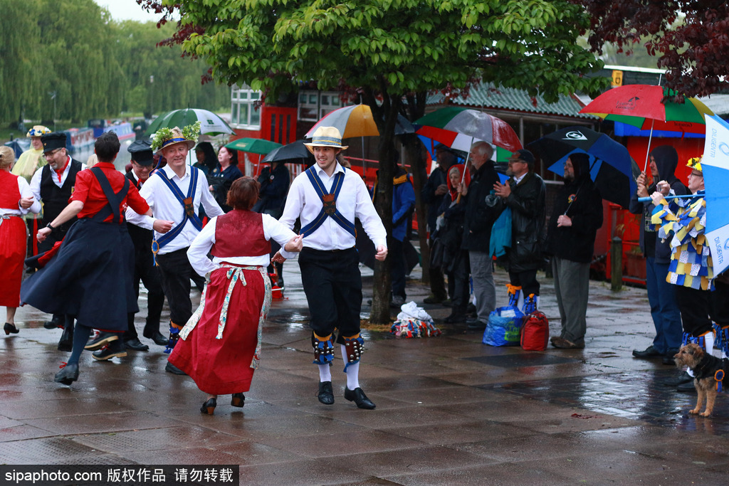 英國人的“尬舞”：彼得伯勒舉行五月節日慶典 上演傳統莫里斯舞