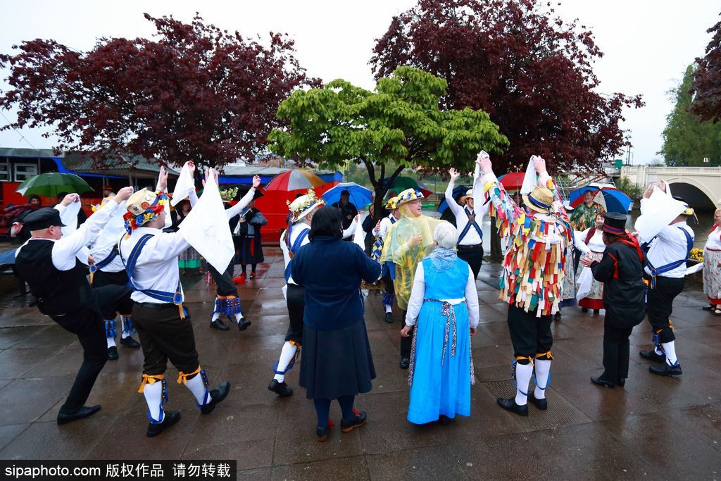 英國人的“尬舞”：彼得伯勒舉行五月節(jié)日慶典 上演傳統(tǒng)莫里斯舞