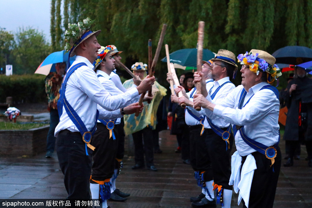 英國人的“尬舞”：彼得伯勒舉行五月節(jié)日慶典 上演傳統(tǒng)莫里斯舞