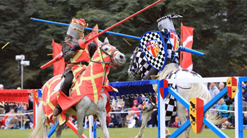 英國(guó)春季騎士節(jié)再度上演中世紀(jì)對(duì)決 服飾花哨復(fù)古趣味十足