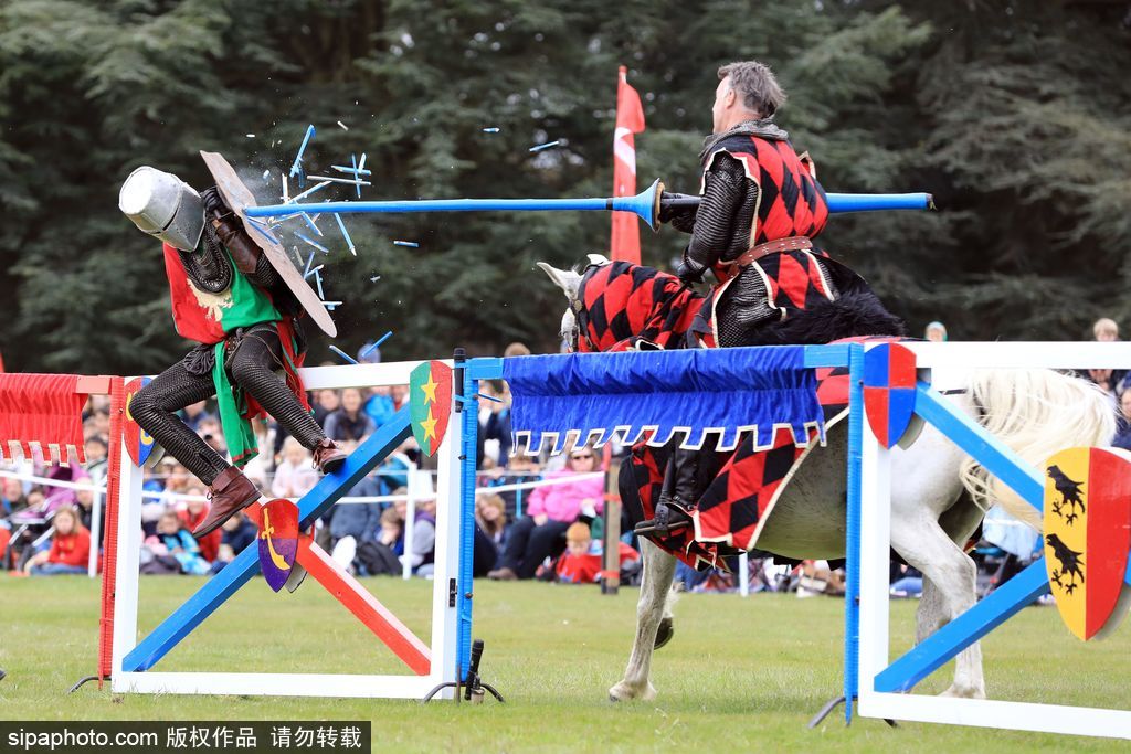 英國春季騎士節(jié)再度上演中世紀(jì)對決 服飾花哨復(fù)古趣味十足