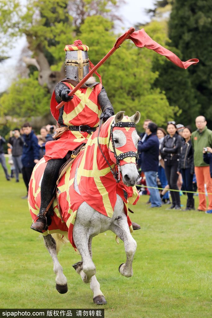 英國春季騎士節(jié)再度上演中世紀(jì)對決 服飾花哨復(fù)古趣味十足