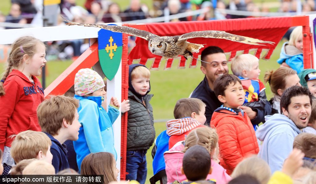 英國春季騎士節(jié)再度上演中世紀(jì)對決 服飾花哨復(fù)古趣味十足