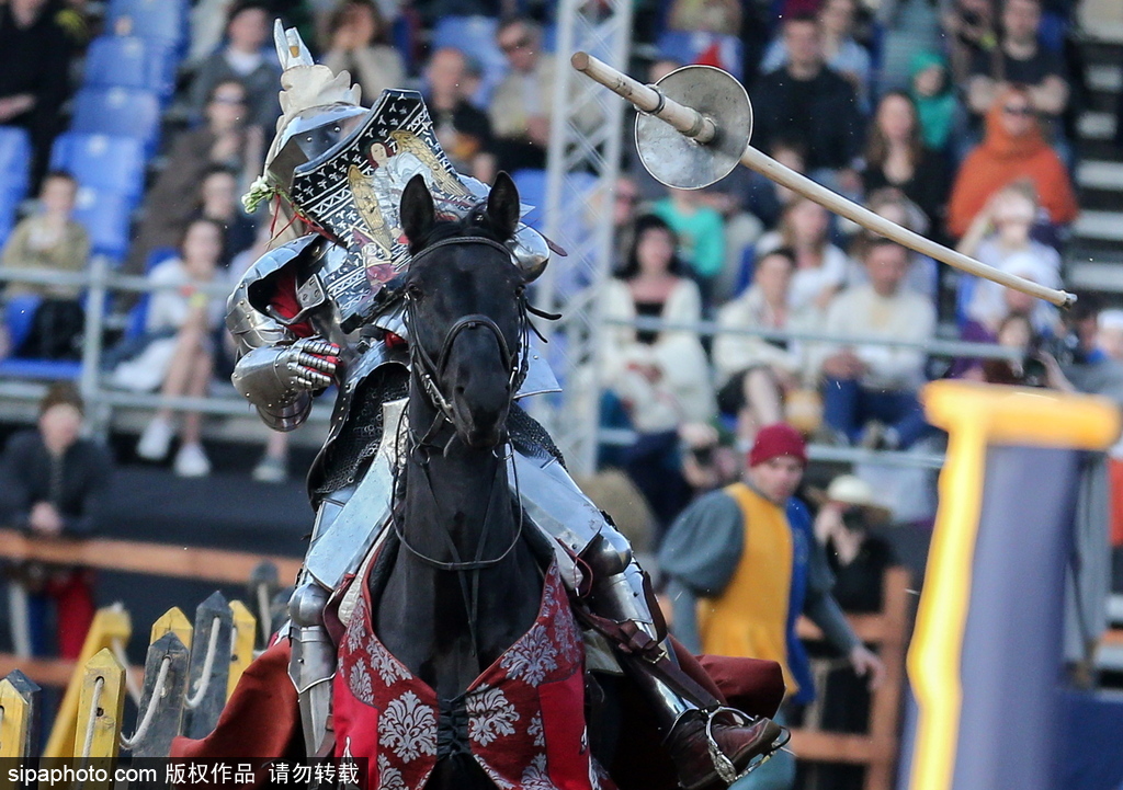 莫斯科舉行國際騎士節(jié) 全副武裝重現(xiàn)“中世紀(jì)”戰(zhàn)斗場景