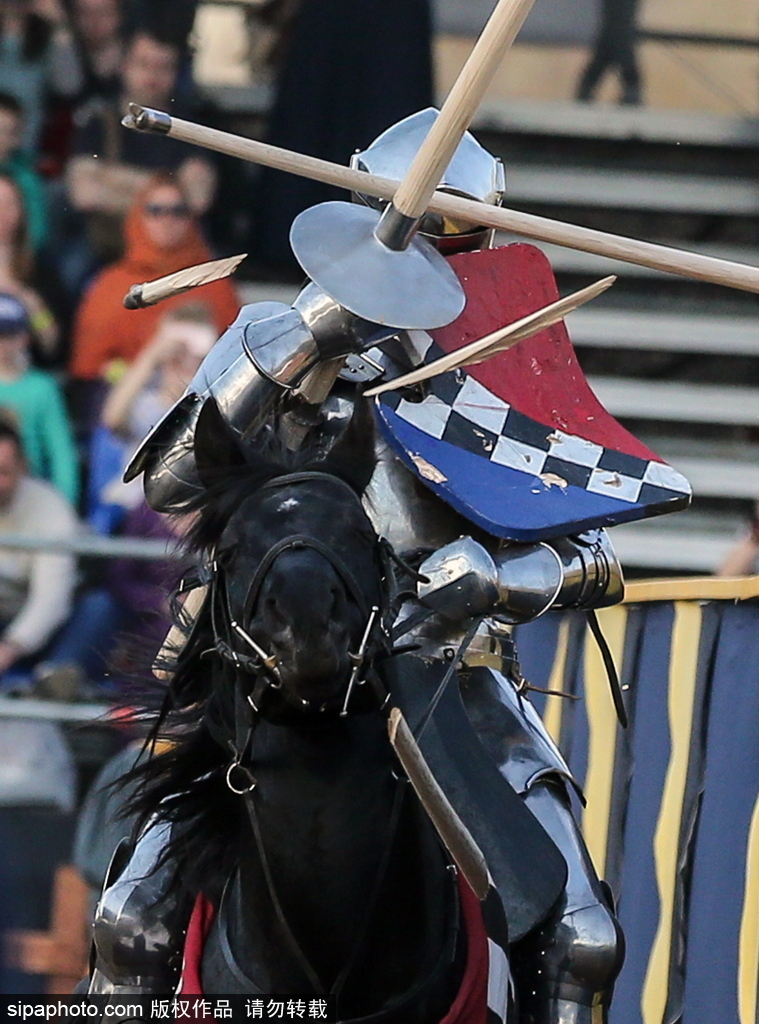 莫斯科舉行國際騎士節(jié) 全副武裝重現(xiàn)“中世紀(jì)”戰(zhàn)斗場景