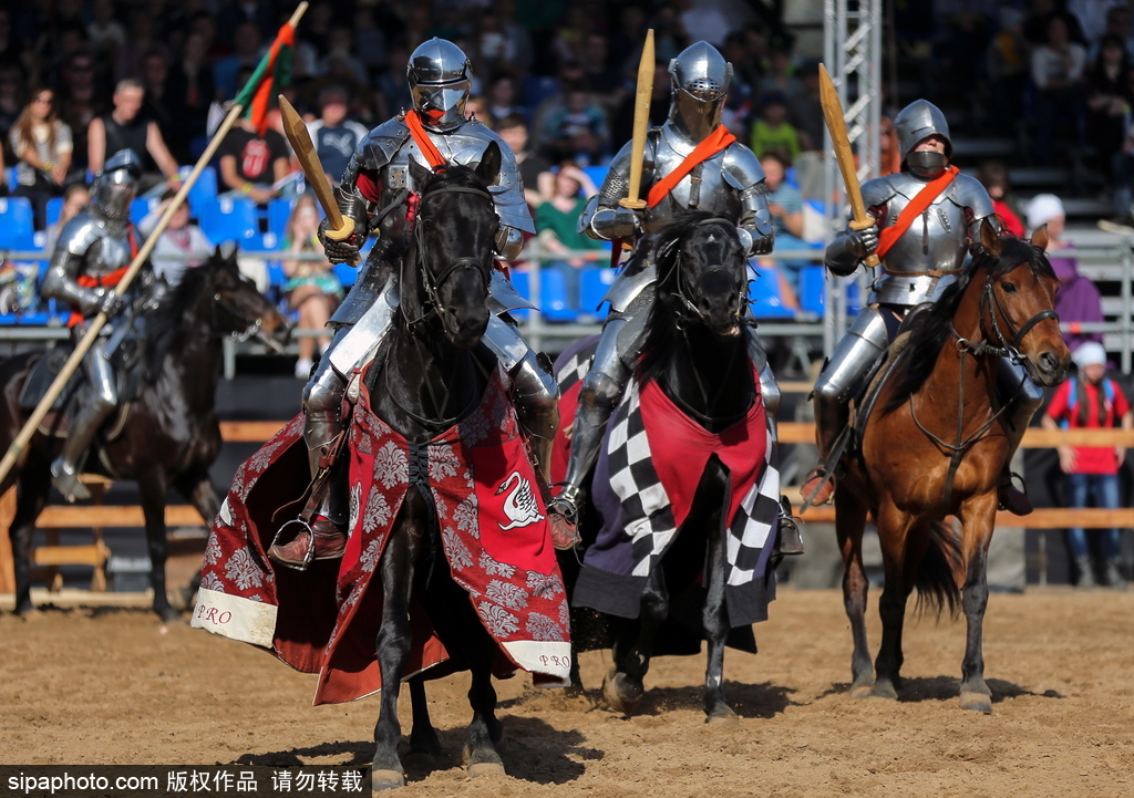 莫斯科舉行國際騎士節 全副武裝重現“中世紀”戰斗場景