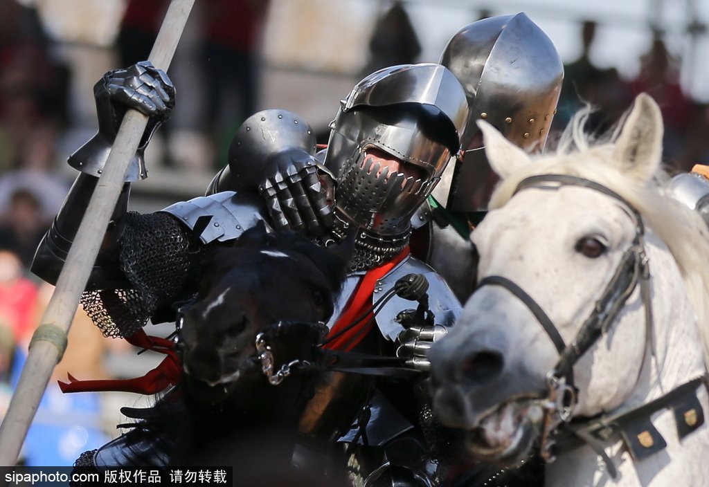 莫斯科舉行國際騎士節 全副武裝重現“中世紀”戰斗場景