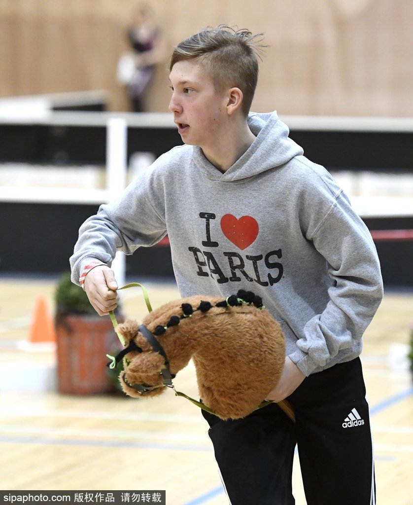 芬蘭舉行“霍比”賽馬錦標(biāo)賽 萌娃抱馬頭玩偶參賽歡樂不斷