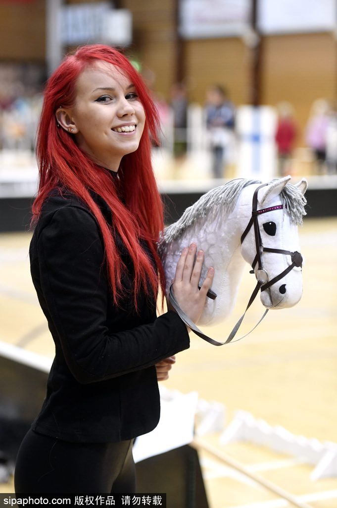 芬蘭舉行“霍比”賽馬錦標賽 萌娃抱馬頭玩偶參賽歡樂不斷