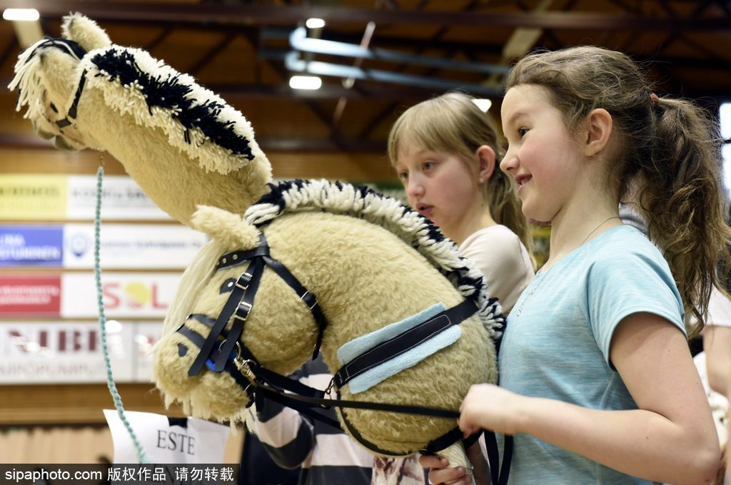 芬蘭舉行“霍比”賽馬錦標賽 萌娃抱馬頭玩偶參賽歡樂不斷