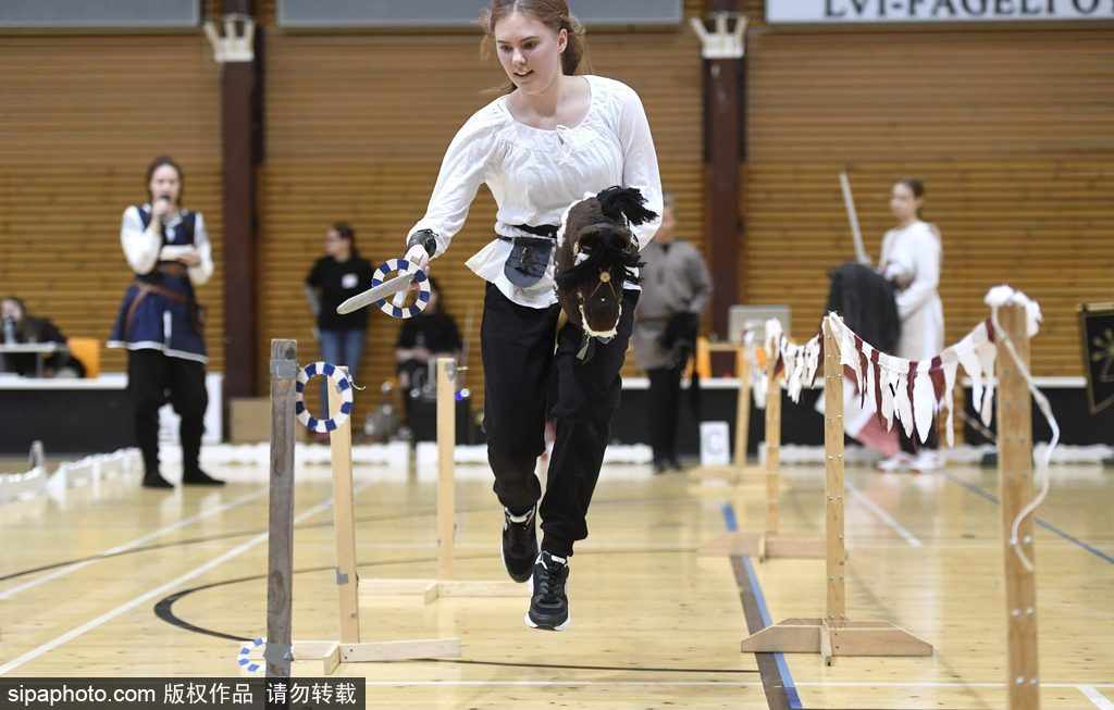 芬蘭舉行“霍比”賽馬錦標賽 萌娃抱馬頭玩偶參賽歡樂不斷