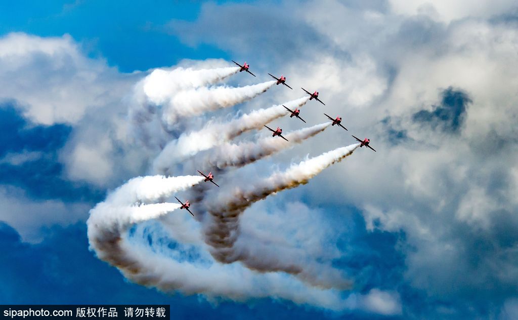 英國紅箭特技飛行隊編隊訓(xùn)練 馳騁藍(lán)天高空炫技震撼人心