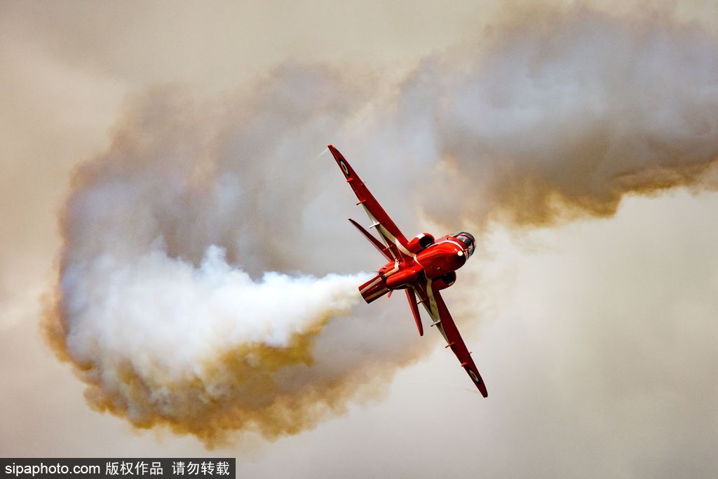 英國紅箭特技飛行隊編隊訓練 馳騁藍天高空炫技震撼人心
