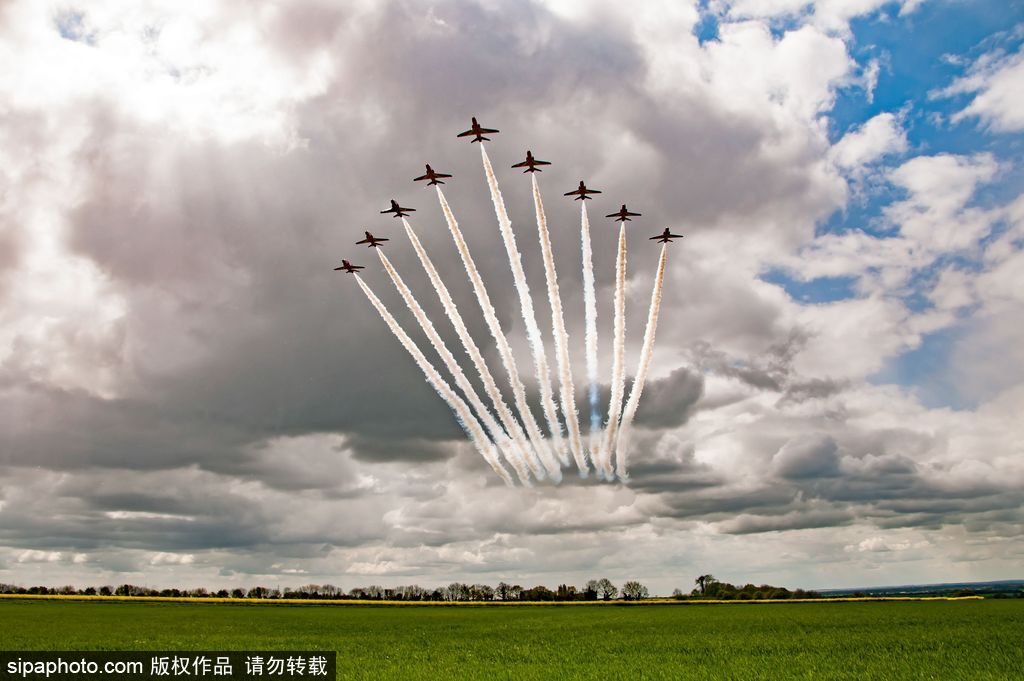 英國(guó)紅箭特技飛行隊(duì)編隊(duì)訓(xùn)練 馳騁藍(lán)天高空炫技震撼人心