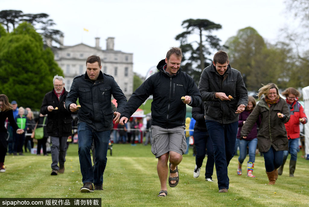 腐國人民真歡樂！多塞特郡舉行扔面包比賽
