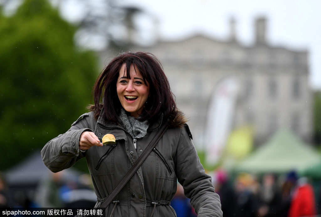 腐國人民真歡樂！多塞特郡舉行扔面包比賽