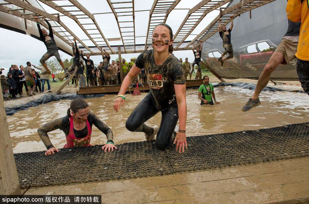 比比誰更臟！法國(guó)泥漿日參賽選手變身“泥人”摸爬滾打嗨翻天