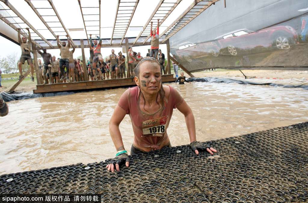 比比誰更臟！法國泥漿日參賽選手變身“泥人”摸爬滾打嗨翻天
