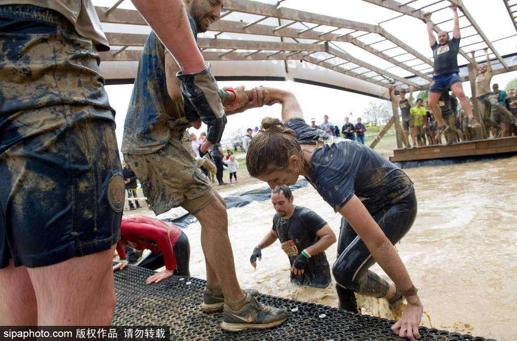 比比誰更臟！法國泥漿日參賽選手變身“泥人”摸爬滾打嗨翻天