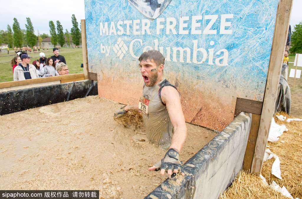 比比誰更臟！法國泥漿日參賽選手變身“泥人”摸爬滾打嗨翻天